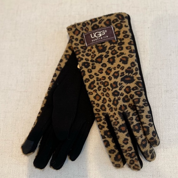 Ugg Leopard Cheetah gloves - Picture 2 of 3